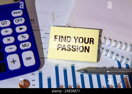 Selektiver Fokus auf Kompass, Stift und Notizbuch mit Zitaten finden Sie Ihre Leidenschaft auf einem Teppichhintergrund. Stockfoto