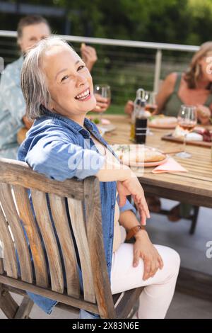 Verschiedene ältere Freundinnen genießen das Essen im Freien Stockfoto