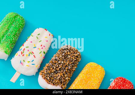 Sommerkomposition von bunten Eis-Eis-Eis-Eis auf hellblauem Hintergrund mit Kopierraum. Minimales kreatives Sommerkonzept. Stockfoto