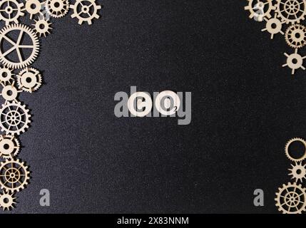 Symbol für Kohlenstoffabscheidung, -Nutzung und -Speicherung (CCUS). Die Hand würfelt und ändert den Ausdruck CO2 in CCUS. Stockfoto