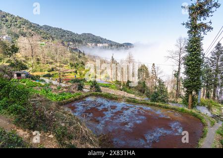 Die Reisterrassen voller Wasser in Duoyishu, Yunnan, China. Blauer Himmel mit Kopierraum für Text Stockfoto