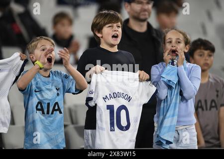 MELBOURNE, AUSTRALIEN. Mai 2024. Im Bild: Ein Fan des Tottenham Hotspur-Mittelfeldspielers James Maddison (10) hält ein T-Shirt auf den Tribünen des Melbourne Cricket Grounds zur Unterstützung des englischen Clubspielers während der Global Football Week auf dem MCG in Melbourne. Quelle: Karl Phillipson/Alamy Live News Stockfoto