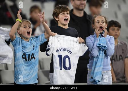 MELBOURNE, AUSTRALIEN. Mai 2024. Im Bild: Ein Fan des Tottenham Hotspur-Mittelfeldspielers James Maddison (10) hält ein T-Shirt auf den Tribünen des Melbourne Cricket Grounds zur Unterstützung des englischen Clubspielers während der Global Football Week auf dem MCG in Melbourne. Quelle: Karl Phillipson/Alamy Live News Stockfoto