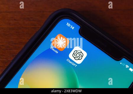 Vancouver, KANADA - 20. Mai 2024 : Claude von Anthropic und ChatGPT (OpenAI) App Icons auf einem iPhone Bildschirm. Stockfoto