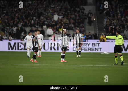 MELBOURNE, AUSTRALIEN. Mai 2024. Im Bild: Newcastle United Mittelfeldspieler Bruno Guimarães (39) lädt die Schiedsrichterin Alireza Faghani ein, ein Nachspiel auf der Großbildleinwand zu sehen, nachdem Tottenham während der Global Football Week ein Tor von den englischen Premiership Teams auf der MCG in Melbourne getroffen hatte. Quelle: Karl Phillipson/Alamy Live News Stockfoto