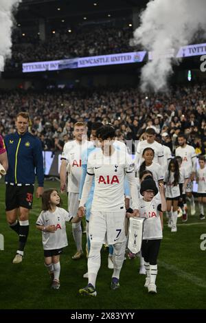 MELBOURNE, AUSTRALIEN. Mai 2024. Im Bild: Tottenham Hotspur Stürmer Son Heung-Min (7) geht auf das Feld auf dem Melbourne Cricket Ground und hält während der Global Football Week die Hände eines jungen Mädchens und Jungen in den Händen der englischen Premiership Teams, die freundlich auf dem MCG in Melbourne sind. Quelle: Karl Phillipson/Alamy Live News Stockfoto