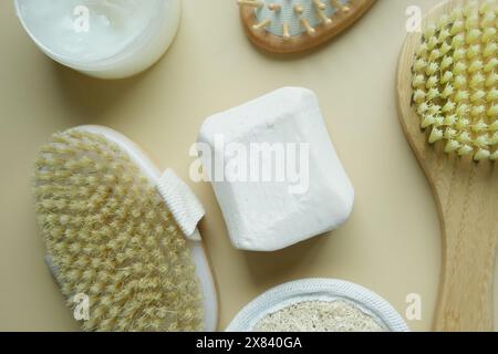 Ein Seifenstab wird auf ein Tuch neben eine Bürste in der Nähe eines Tisches gelegt Stockfoto