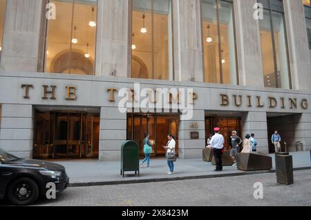 New York, Usa. Mai 2024. Menschen, die vor dem Trump-Gebäude an der Wall Street 40 im Finanzviertel in Downtown Manhattan, New York City, spazieren gehen. (Foto: Jimin Kim/SOPA Images/SIPA USA) Credit: SIPA USA/Alamy Live News Stockfoto