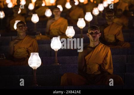 Bangkok, Bangkok, Thailand. Mai 2024. Am 22. Mai 2024, Pathum Thani, Thailand, meditieren buddhistische Mönche während des Vesak-Tages im Wat Phra Dhammakaya. Vesak Day oder Vesakha Bucha Day ist der Tag, der an die Geburt und Erleuchtung des Nirwanas und den Tod Buddhas im Glauben der Buddhisten erinnert. Quelle: ZUMA Press, Inc./Alamy Live News Stockfoto