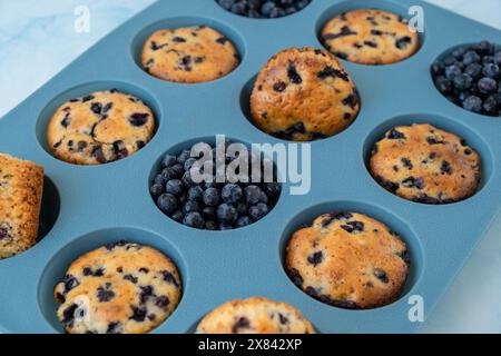 Frisch gebackene Blaubeer-Muffins. Leckerer süßer Cupcake. Gebäck hausgemachte Nachspeise. Beerenkuchen in Silikon-Muffindose. Gesunde vegane Cupcakes mit Bio-Beeren in wiederverwendbaren Siliziumformen gebacken Stockfoto