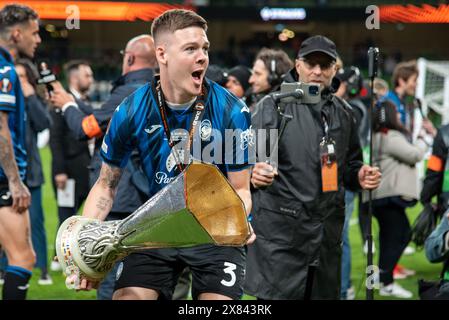 Dublin, Republik Irland. Mai 2024. Emil Holm aus Atalanta feiert mit der Trophäe im Finale der UEFA Europa League 2024 zwischen Atalanta BC und Bayer 04 Leverkusen am 22. Mai 2024 in der Dublin Arena in Dublin, Irland (Foto: Andrew SURMA/ Credit: SIPA USA/Alamy Live News) Stockfoto