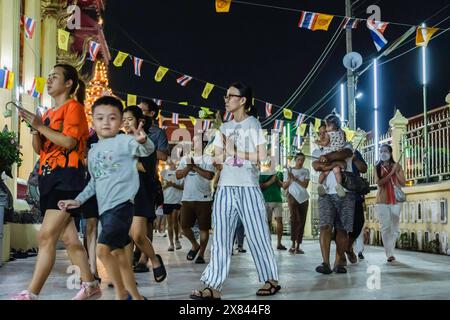 Bangkok, Thailand. Mai 2024. Menschen, die im Lat Phrao Tempel während der Kerzenlichtprozession am Visakha Bucha Tag gesehen wurden. Visakha Bucha, einer der wichtigsten buddhistischen Feiertage Thailands, erinnert an die Geburt, Erleuchtung und den Tod von Gautama Buddha, alles am selben Tag. Thailändische Buddhisten besuchen in der Regel Tempel, um Verdienste zu machen. Dazu gehören Aktivitäten wie Almosen an Mönche, das Hören von Predigten und die Teilnahme an verschiedenen religiösen Ritualen. Quelle: SOPA Images Limited/Alamy Live News Stockfoto