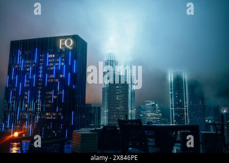 Kuala Lumpur, Malaysia - 12. Mai 2024 : Nachtansicht auf die Stadtlandschaft von Kuala Lumpurs Twin Tower in Malaysia Stockfoto