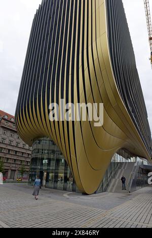 Masaryčka-Gebäude, ikonische moderne Architektur von Zaha Hadid Architects, angrenzend an den Bahnhof Praha Masarykovo nádraží, Prag, Mai 2023 Stockfoto