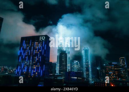 Kuala Lumpur, Malaysia - 12. Mai 2024 : Nachtansicht auf die Stadtlandschaft von Kuala Lumpurs Twin Tower in Malaysia Stockfoto