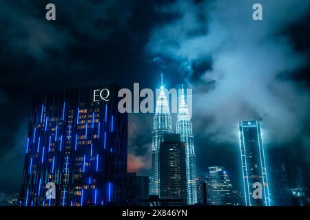 Kuala Lumpur, Malaysia - 12. Mai 2024 : Nachtansicht auf die Stadtlandschaft von Kuala Lumpurs Twin Tower in Malaysia Stockfoto