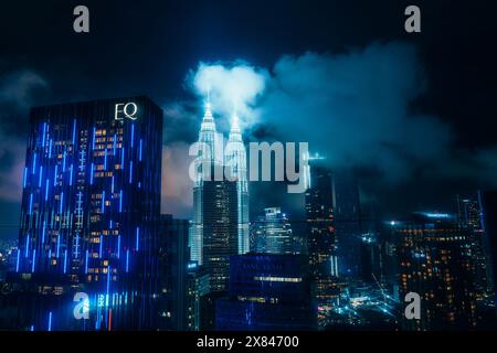 Kuala Lumpur, Malaysia - 12. Mai 2024 : Nachtansicht auf die Stadtlandschaft von Kuala Lumpurs Twin Tower in Malaysia Stockfoto