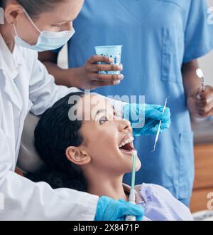 Frau, Zahnarzt und Mund zur Reinigung, Zahnhygiene und Mundpflege in der Klinik. Weibliche Person, Hohlräume und medizinische Verfahren für Wellness, Chirurgie und Stockfoto