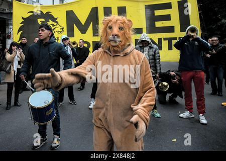 Buenos Aires, Argentinien. Mai 2024. Anhänger des argentinischen Präsidenten Milei treffen in einem Stadion ein, um sein Buch „Kapitalismus, Sozialismus und die neoklassische Falle“ in Buenos Aires, Argentinien, zu präsentieren. Quelle: Cristina Sille/dpa/Alamy Live News Stockfoto