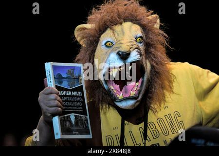 Buenos Aires, Argentinien. Mai 2024. Ein Unterstützer des argentinischen Präsidenten Milei kommt in ein Stadion, um sein Buch "Kapitalismus, Sozialismus und die neoklassische Falle" in Buenos Aires, Argentinien, zu präsentieren. Quelle: Cristina Sille/dpa/Alamy Live News Stockfoto