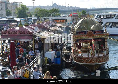 Fischfrittierladen mit Fisch-Sandwiches auf einem reich dekorierten goldenen Boot, Golden Horn, Eminoenue, Istanbul, Türkei, Asien, lebhafte Hafengegend mit Stockfoto