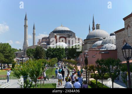 Hagia Sophia, das weltberühmte Denkmal byzantinischer Architektur, die Hagia Sophia in Istanbul mit ihren markanten Kuppeln und Minaretten, umgeben von einem Stockfoto