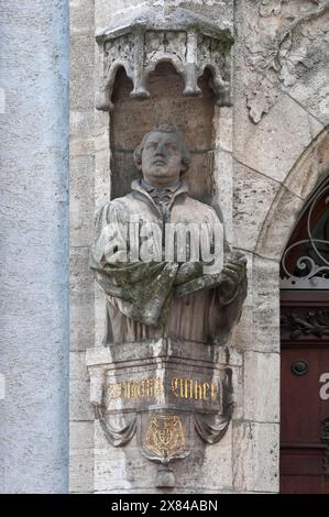 Skulptur von Dr. Martin Luther, Reformator am Regensburger Alumneum, Regensburg, Oberpfalz, Bayern Stockfoto