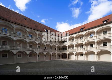 Innenhof des Thon-Dittmer-Palais, dreigeschossige Renaissance-Arkaden um 1540, Regensburg, Oberpfalz, Bayern, Deutschland Stockfoto