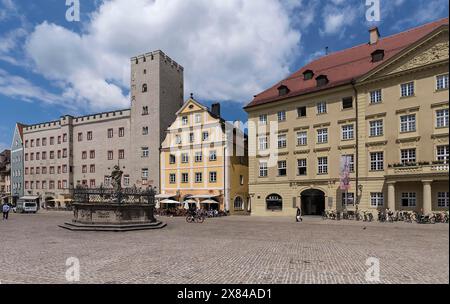 Historische Gebäude, links Goldenes Kreuz, rechts ehemaliges Thon-Dittmer-Palais, Justitiabrunnen, Haidplatz, Regensburg, Oberpfalz, Bayern, Deutschland Stockfoto