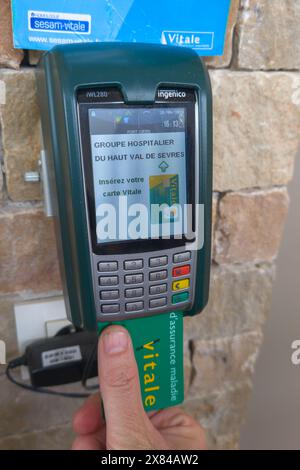 Bordeaux, Frankreich - 05 15 2024 : Carte vitale französischer Krankenversicherungsausweis Mann mit französischer Sozialversicherungskarte, aktualisiert auf Computer-Terminal Stockfoto