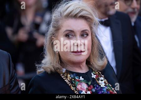 Cannes, Frankreich, 21. Mai 2024: Catherine Deneuve bei der Premiere von Marcello Mio auf dem roten Teppich des Palais des Festivals während des 77. Cannes Stockfoto
