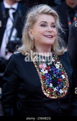 Cannes, Frankreich, 21. Mai 2024: Catherine Deneuve bei der Premiere von Marcello Mio auf dem roten Teppich des Palais des Festivals während des 77. Cannes Stockfoto