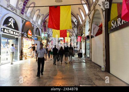 Großer Basar, Istanbul, Türkei, Asien, Einkaufsstraße des Basars voller Menschen, dekoriert mit verschiedenen Fahnen und zahlreichen Geschäften, Istanbul Stockfoto