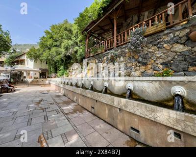 Löwenbrunnen Venezianischer Brunnen Kefalovrisi mit 25 Wasserauslässen in Form eines Löwenkopfes Löwenkopf unter dem Sammelbecken auf dem Haupt Stockfoto