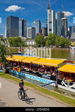 Stadtblick mit Bootshaus Frau Rauscher am Main und Bankenviertel, Mainpromenade, Frankfurt am Main, Hessen, Deutschland Stockfoto