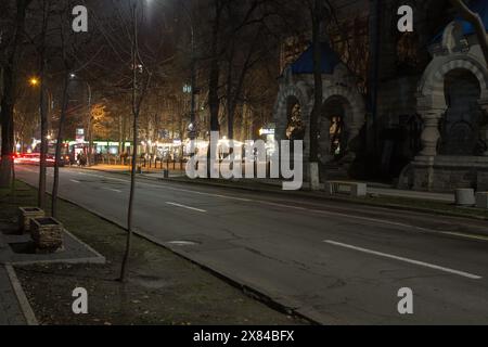 Blick auf die Straßen von Chisinau bei Nacht. Kreuzung von Puschkin und 31 August Street. Dezember 2020 um 19:30 Uhr. Stockfoto