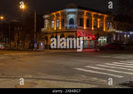 Blick auf die Straßen von Chisinau bei Nacht. Kreuzung von Puschkin und 31 Alexei Sciusev Straßen. Dezember 2020 um 20:07 Uhr. Stockfoto