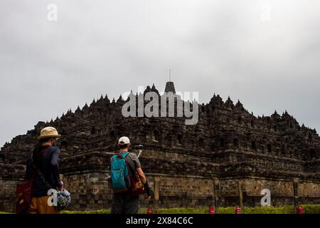 Magelang, Zentral-Java, Indonesien. Mai 2024. Besucher besuchen den Borobudur-Tempel, eines der größten buddhistischen Denkmäler der Welt, in Magelang (Foto: © Angga Budhiyanto/ZUMA Press Wire) NUR REDAKTIONELLE VERWENDUNG! Nicht für kommerzielle ZWECKE! Stockfoto