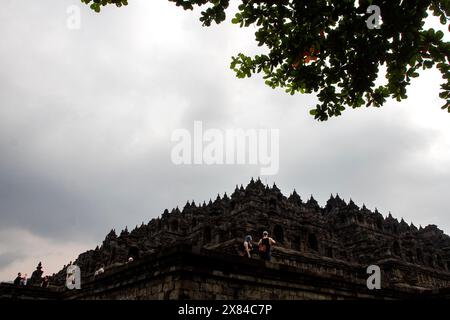 Magelang, Zentral-Java, Indonesien. Mai 2024. Besucher besuchen den Borobudur-Tempel, eines der größten buddhistischen Denkmäler der Welt, in Magelang (Foto: © Angga Budhiyanto/ZUMA Press Wire) NUR REDAKTIONELLE VERWENDUNG! Nicht für kommerzielle ZWECKE! Stockfoto