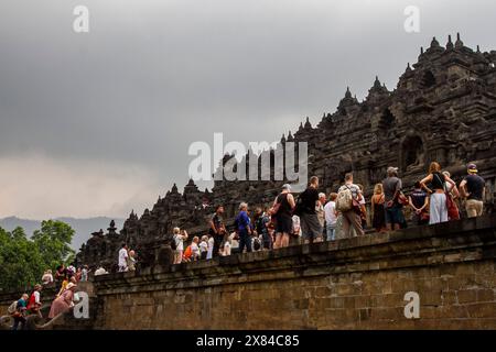 Magelang, Zentral-Java, Indonesien. Mai 2024. Besucher besuchen den Borobudur-Tempel, eines der größten buddhistischen Denkmäler der Welt, in Magelang (Foto: © Angga Budhiyanto/ZUMA Press Wire) NUR REDAKTIONELLE VERWENDUNG! Nicht für kommerzielle ZWECKE! Stockfoto