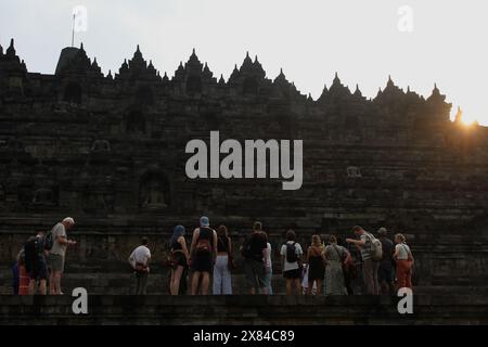 Magelang, Zentral-Java, Indonesien. Mai 2024. Besucher besuchen den Borobudur-Tempel, eines der größten buddhistischen Denkmäler der Welt, in Magelang (Foto: © Angga Budhiyanto/ZUMA Press Wire) NUR REDAKTIONELLE VERWENDUNG! Nicht für kommerzielle ZWECKE! Stockfoto