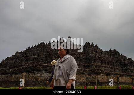 Magelang, Zentral-Java, Indonesien. Mai 2024. Besucher besuchen den Borobudur-Tempel, eines der größten buddhistischen Denkmäler der Welt, in Magelang (Foto: © Angga Budhiyanto/ZUMA Press Wire) NUR REDAKTIONELLE VERWENDUNG! Nicht für kommerzielle ZWECKE! Stockfoto