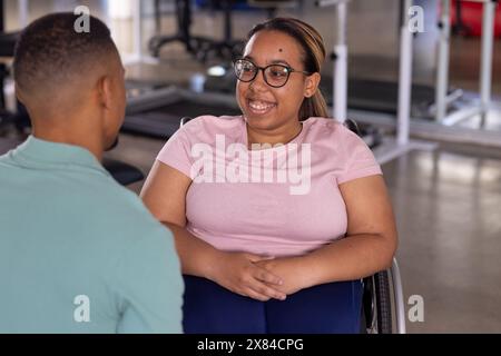 Birassische Querschnittslähmung im Gespräch mit Therapeuten im Rehabilitationszentrum Stockfoto