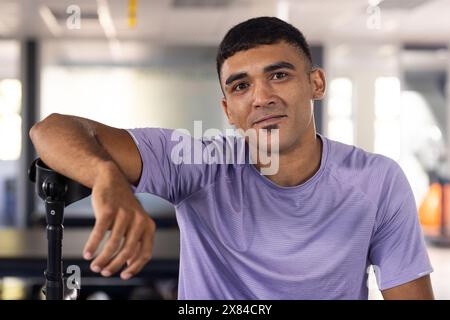 Im Rehabilitationszentrum des Fitnessstudios, männlicher Patient, der sich auf Krücken stützt und hoffnungsvoll aussieht Stockfoto