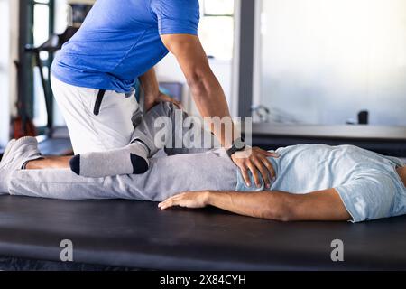 Birassischer Therapeut und Patient bei Reha-Übungen im Rehabilitationszentrum Stockfoto