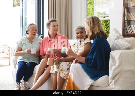 Verschiedene ältere Freundinnen genießen zu Hause Kaffee Stockfoto