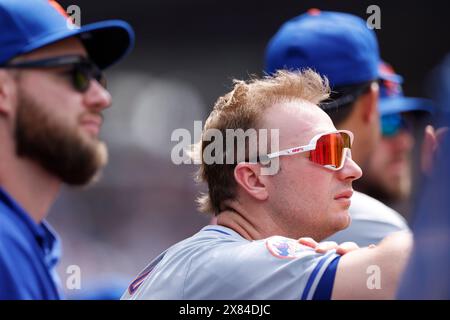 CLEVELAND, OH - 22. MAI: Die erste Basis der New York Mets Pete Alonso (20) sieht am 22. Mai 2024 bei einem MLB-Spiel gegen die Cleveland Guardians im Progressive Field in Cleveland, Ohio, zu. (Foto: Joe Robbins/Image of Sport) Stockfoto