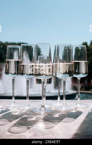 Viele Gläser Champagner in luxuriöser Atmosphäre. Stilvolles, farblich abgestimmtes Foto. Stockfoto