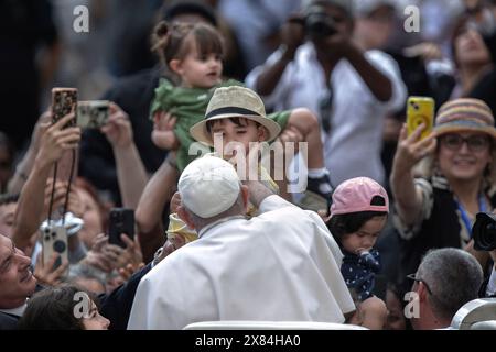 Vatikanstadt, Vatikan, 22. Mai 2024. Papst Franziskus während seiner wöchentlichen Generalaudienz auf dem Petersplatz im Vatikan. Maria Grazia Picciarella/Alamy Live News Credit: Maria Grazia Picciarella/Alamy Live News Stockfoto