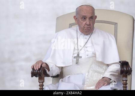 Vatikanstadt, Vatikan, 22. Mai 2024. Papst Franziskus während seiner wöchentlichen Generalaudienz auf dem Petersplatz im Vatikan. Maria Grazia Picciarella/Alamy Live News Credit: Maria Grazia Picciarella/Alamy Live News Stockfoto